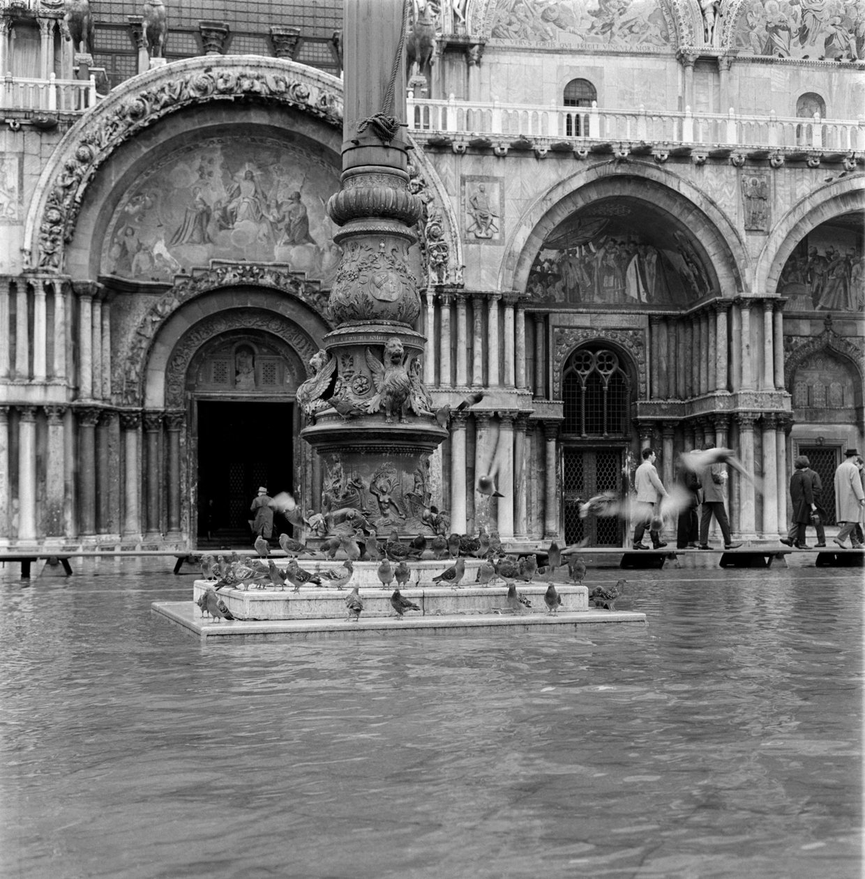 Markusplatsen under översvämningarna i Venedig (phenomene de l