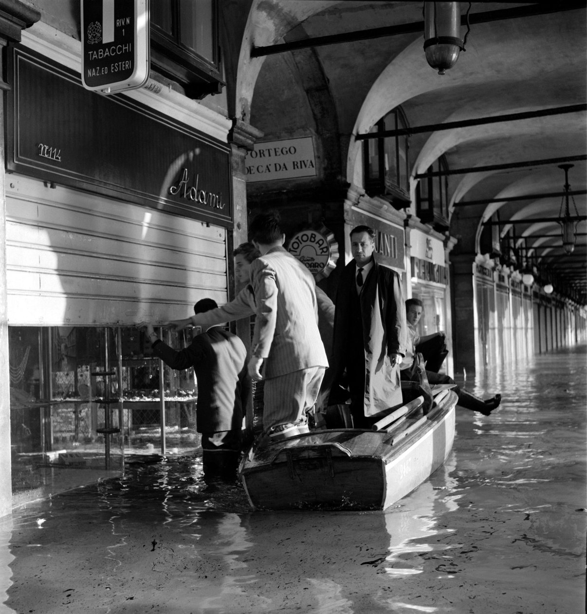 Markusplatsen under översvämningarna i Venedig (phenomene de l