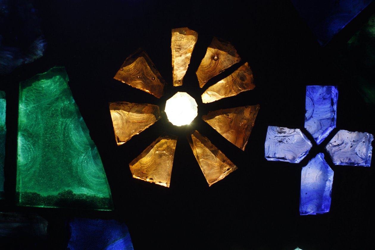 Målat glas i Notre-Dame de Consolation-kyrkan, Hyeres, Frankrike av Unbekannt