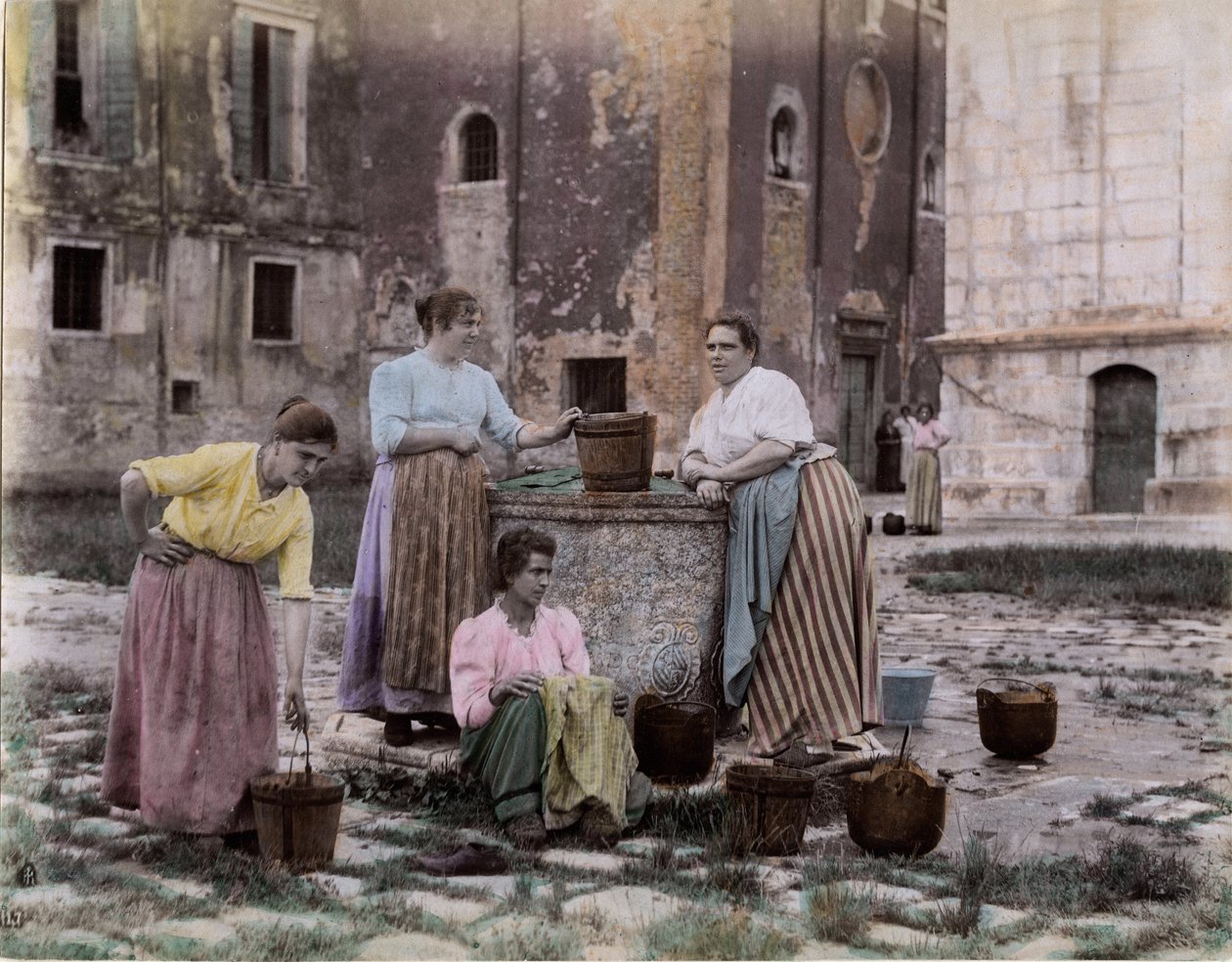 Gatubild på campo san Pietro i distriktet Castello, kvinnor möts vid brunnen, Venedig. 1800-tal Tryck på kartong Dim. 25x19 cm av Unbekannt
