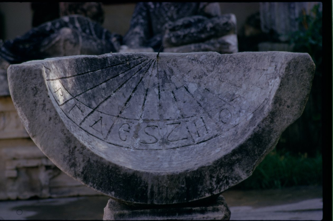 Solur med dedikation till Caracalla och hans mor, Roman, ca 212-218 e.Kr. (foto) (se även 11584) av Unbekannt