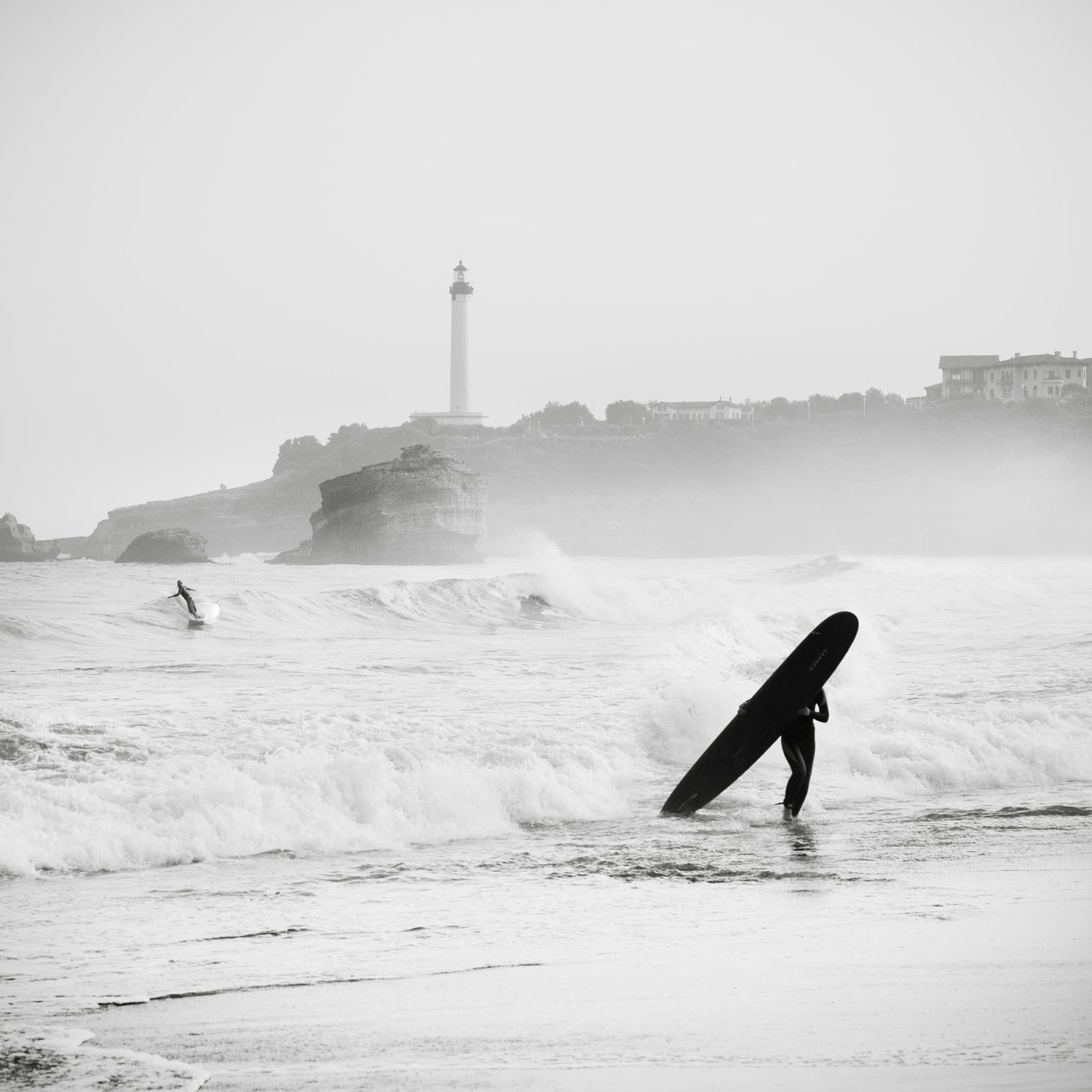 Surfa på Grand Plage, Frankrike, 2012 (s/v foto) av Leopold Blonder
