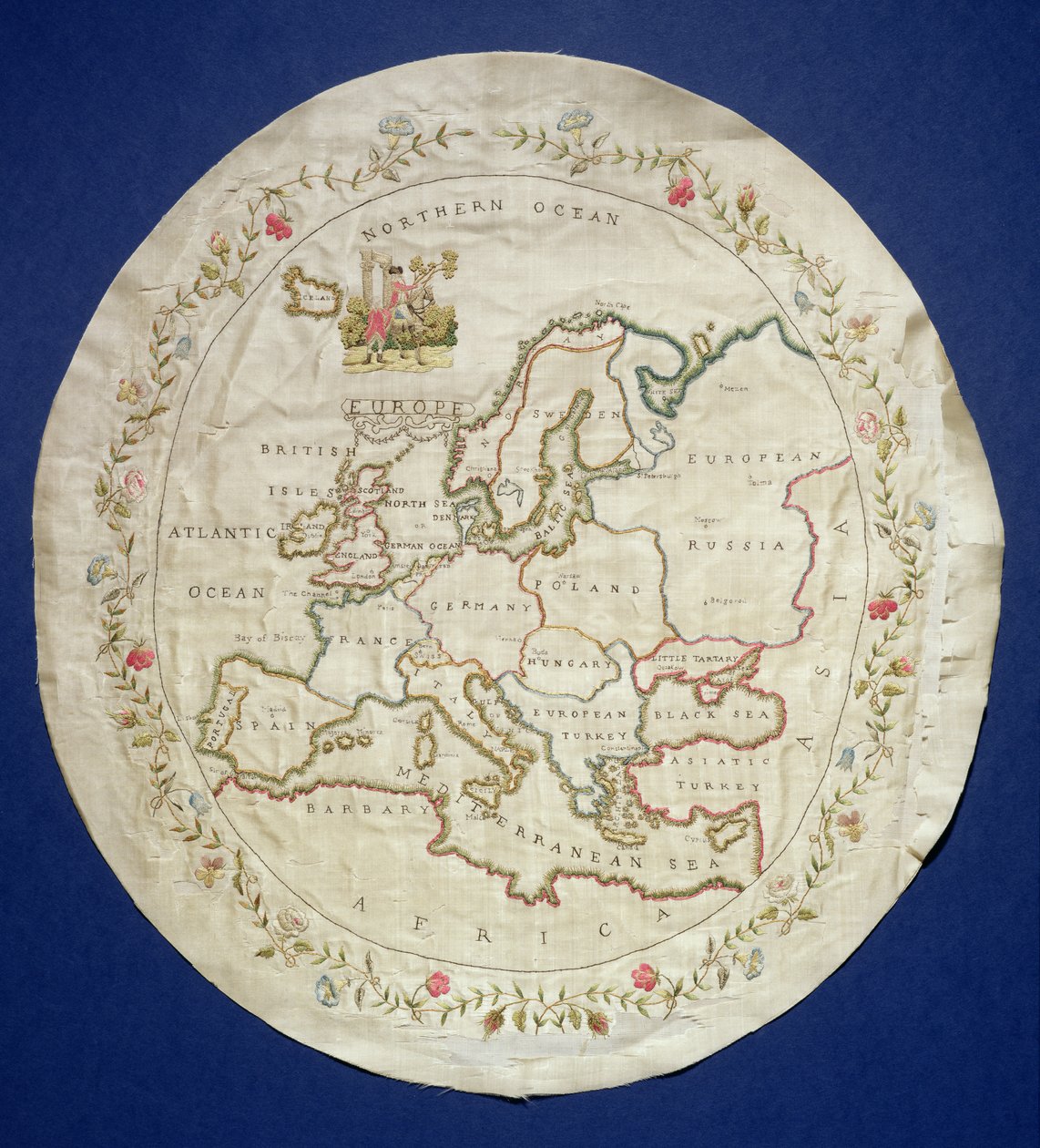 T.142-1938 Provtagare som visar en karta över Europa, engelska, sent 1700-tal (färgade sidentrådar på siden) av Unbekannt