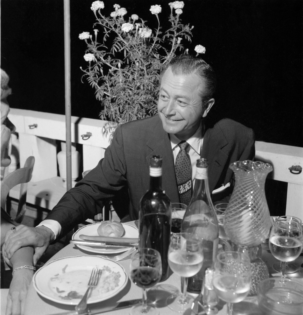 SKÅDESPELARE, REGISSÖR ROBERT YOUNG PÅ VENICE LIDO - 1954 av Unbekannt