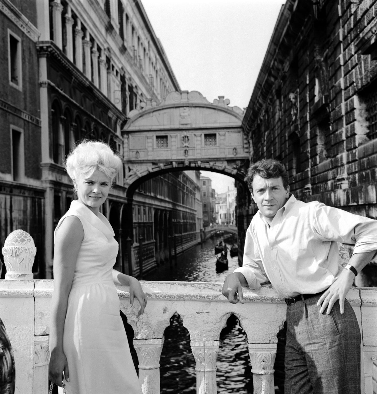 SKÅDESPELINNE CORINNE MARCHAND MED SKÅDESPELARE JEAN - PIERRE (jean-pierre) CASEL - VENEDIG - 1963 av Unbekannt