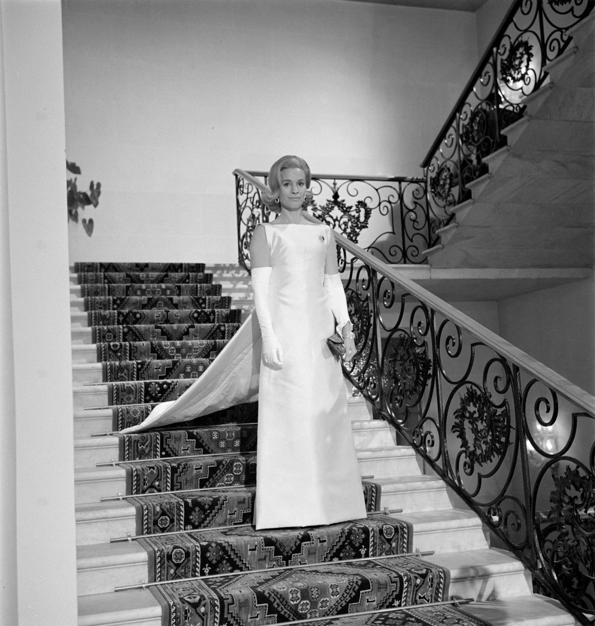 SKÅDESPELINNEN INGRID THULIN PÅ PLATSEN AV FILMEN "" AGOSTINO "" REGISERAD AV MAURO BOLOGNINI I VENEDIG - 1962 av Unbekannt