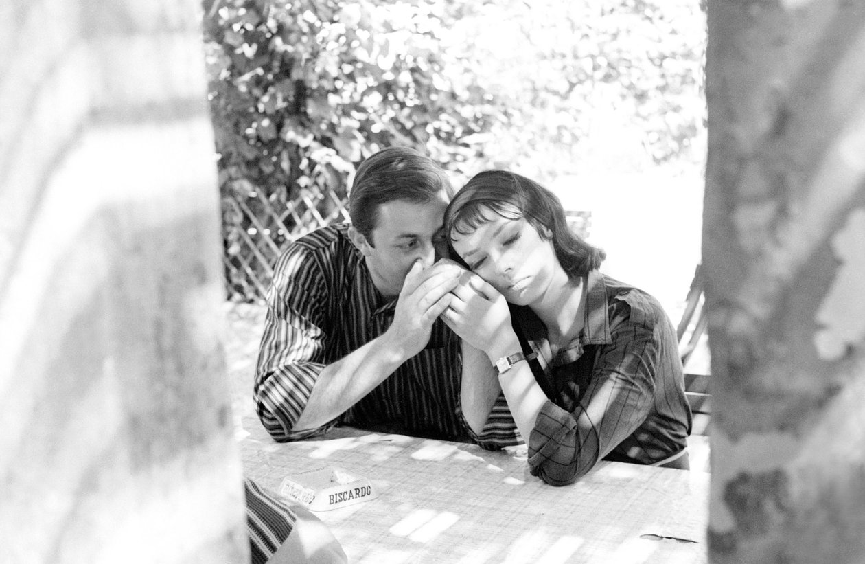 SKÅDESPELINNEN MARIE LAFORET MED SIN POJKVÄN REGISSÖREN JEAN GABRIEL ALBICOCCO PÅ VENICE LIDO - 1961 av Unbekannt
