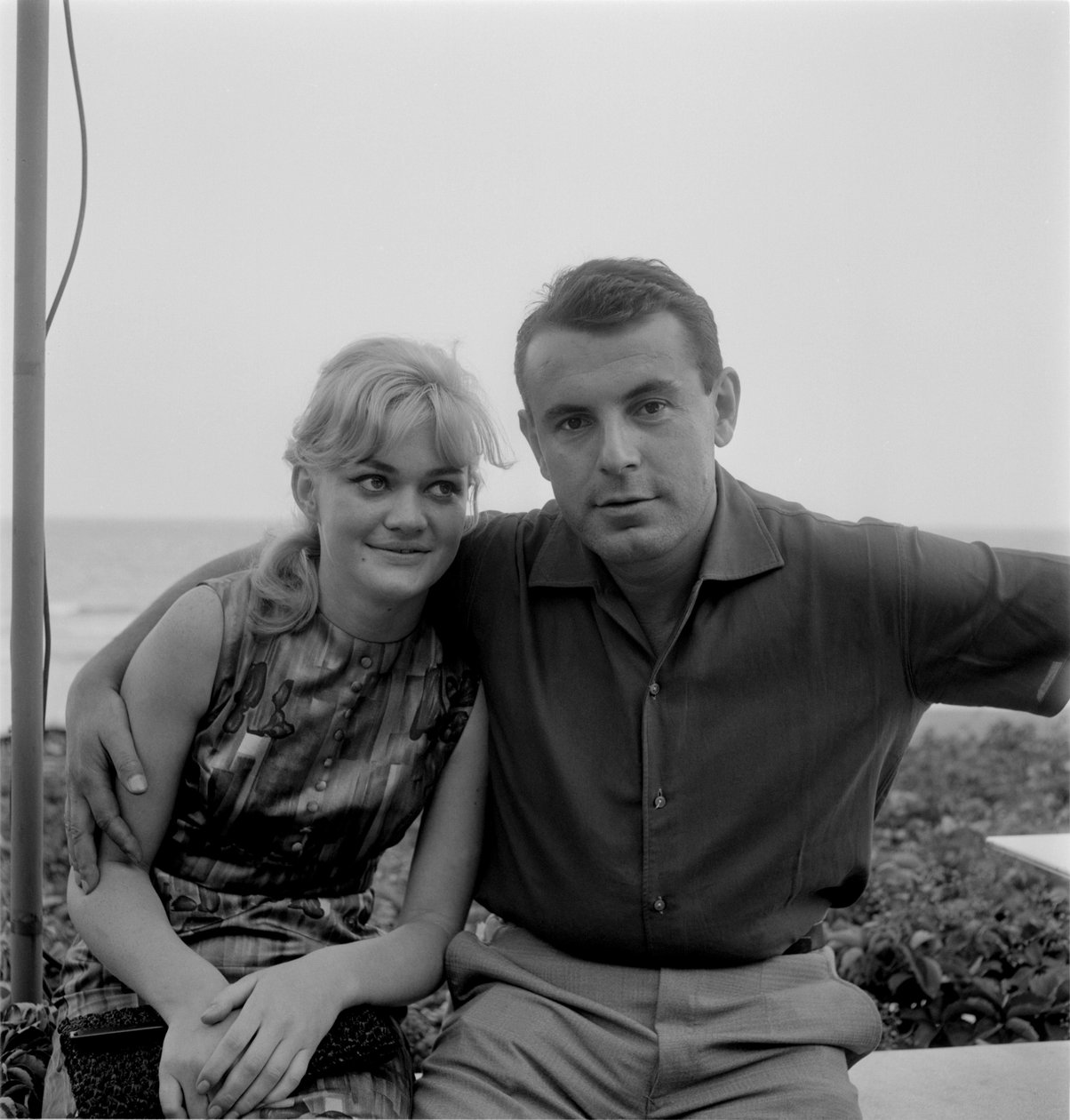 REGISSÖREN MILOS FORMAN MED SKÅDESPELINNEN BRESCHOVA (Brejchova) PÅ VENICE LIDO - 1965 av Unbekannt