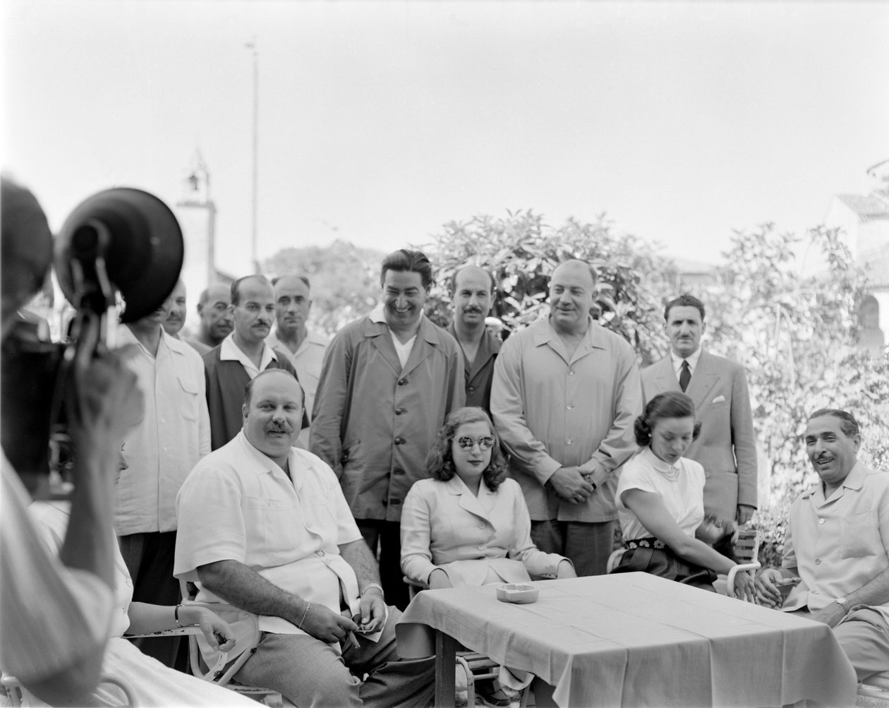 KUNGEN FAROUK AV EGYPTEN (Farouk I av Egypten, Farouk I av Egypten) MED SIN HURU PÅ LOCANDA CIPRIANI I TORCELLO (VENEDIG) - 1951 av Unbekannt