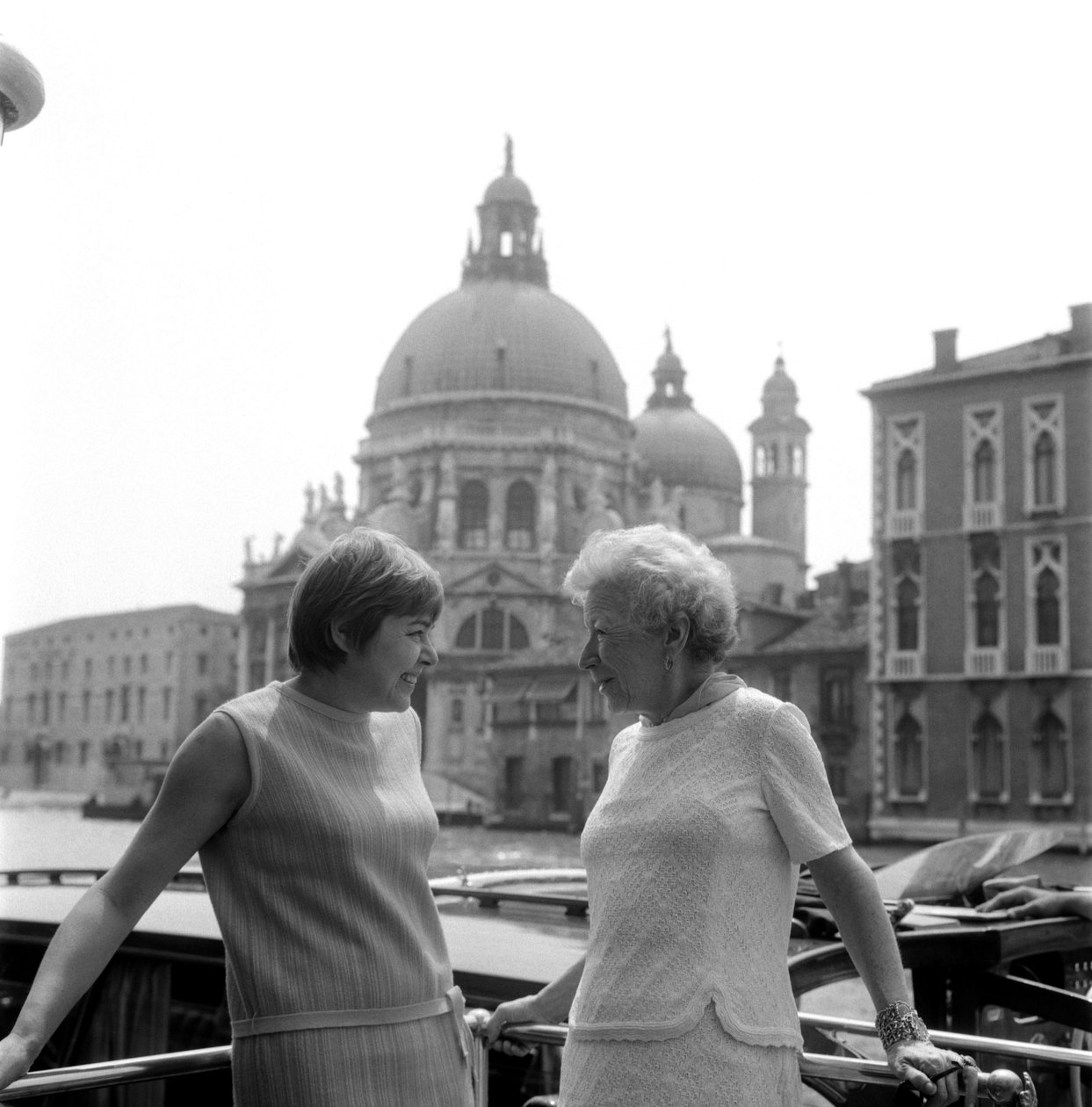 LITTERATURKRITIKERN FERNANDA PIVANO MED MARY HEMINGWAY I VENEDIG - 1966 av Unbekannt
