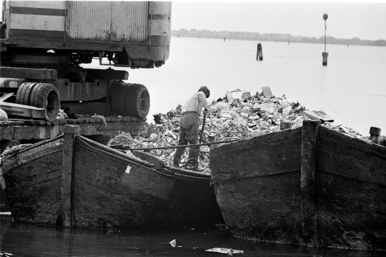 SACCA San BIAGIO I GIUDECCA (VENEDIG): lagunens ö där Venedigs soptippar samlas, invånare. 1965 av Unbekannt