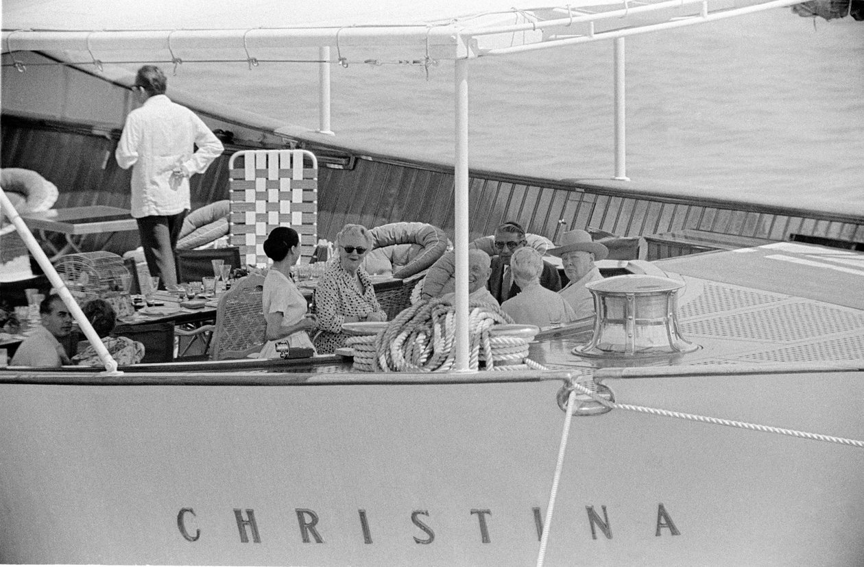 FARTYGSMÅLDEN ARISTOTELIS (aristote) ONASSIS OCH STATSMANNEN WINSTON CHURCHILL MED HIN HURU PÅ YACHTEN "" CHRISTINA "" I VENEDIG - 1960 av Unbekannt