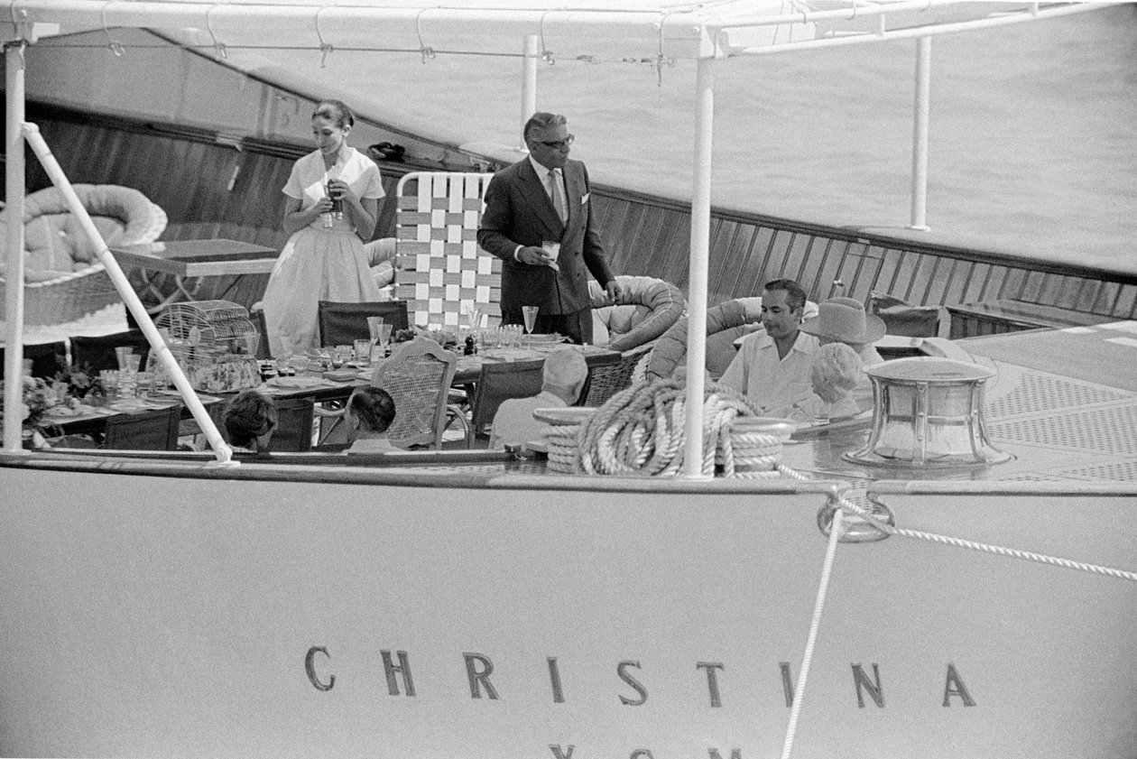FARTYGSMÅLDEN ARISTOTELIS (aristote) ONASSIS OCH STATSMANNEN WINSTON CHURCHILL MED HIN HURU PÅ YACHTEN "" CHRISTINA "" I VENEDIG - 1960 av Unbekannt