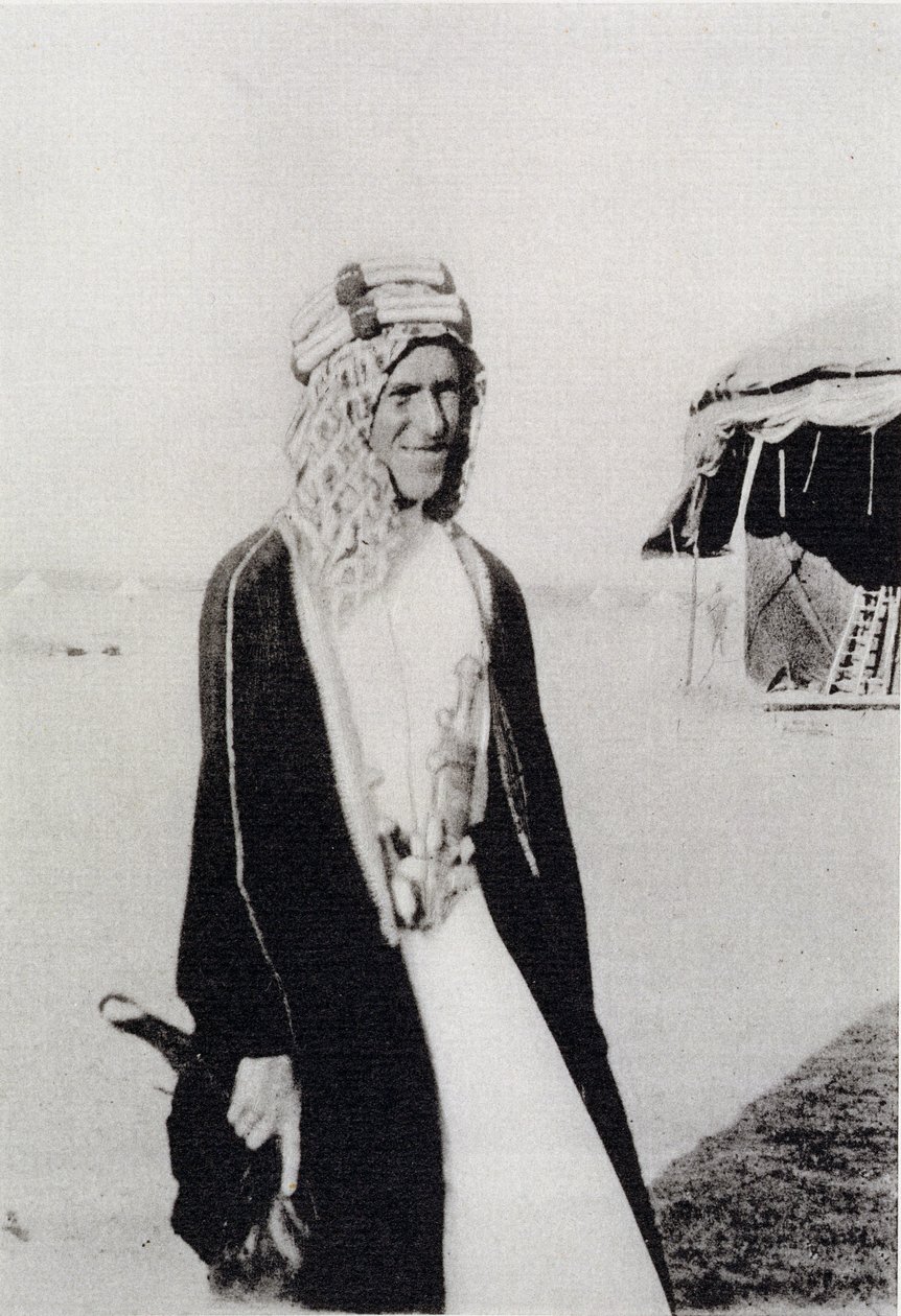 T. E. Lawrence i arabisk klänning (s/v foto) av Unbekannt