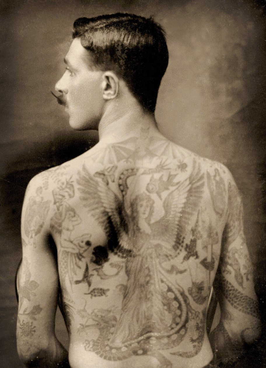 Tatuerad brittisk sjöman under första världskriget 1914-18 (vy bakifrån) (s/v-foto) (se även 473188) av Unbekannter Künstler