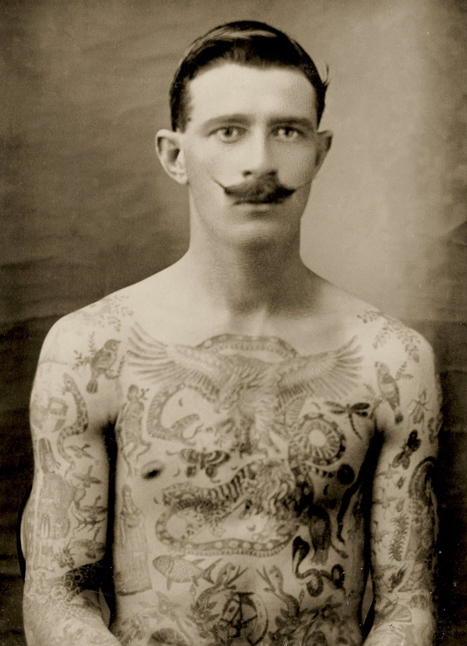 Tatuerad brittisk sjöman under första världskriget 1914-18 (framifrån) (s/v-foto) (se även 473189) av Unbekannter Künstler