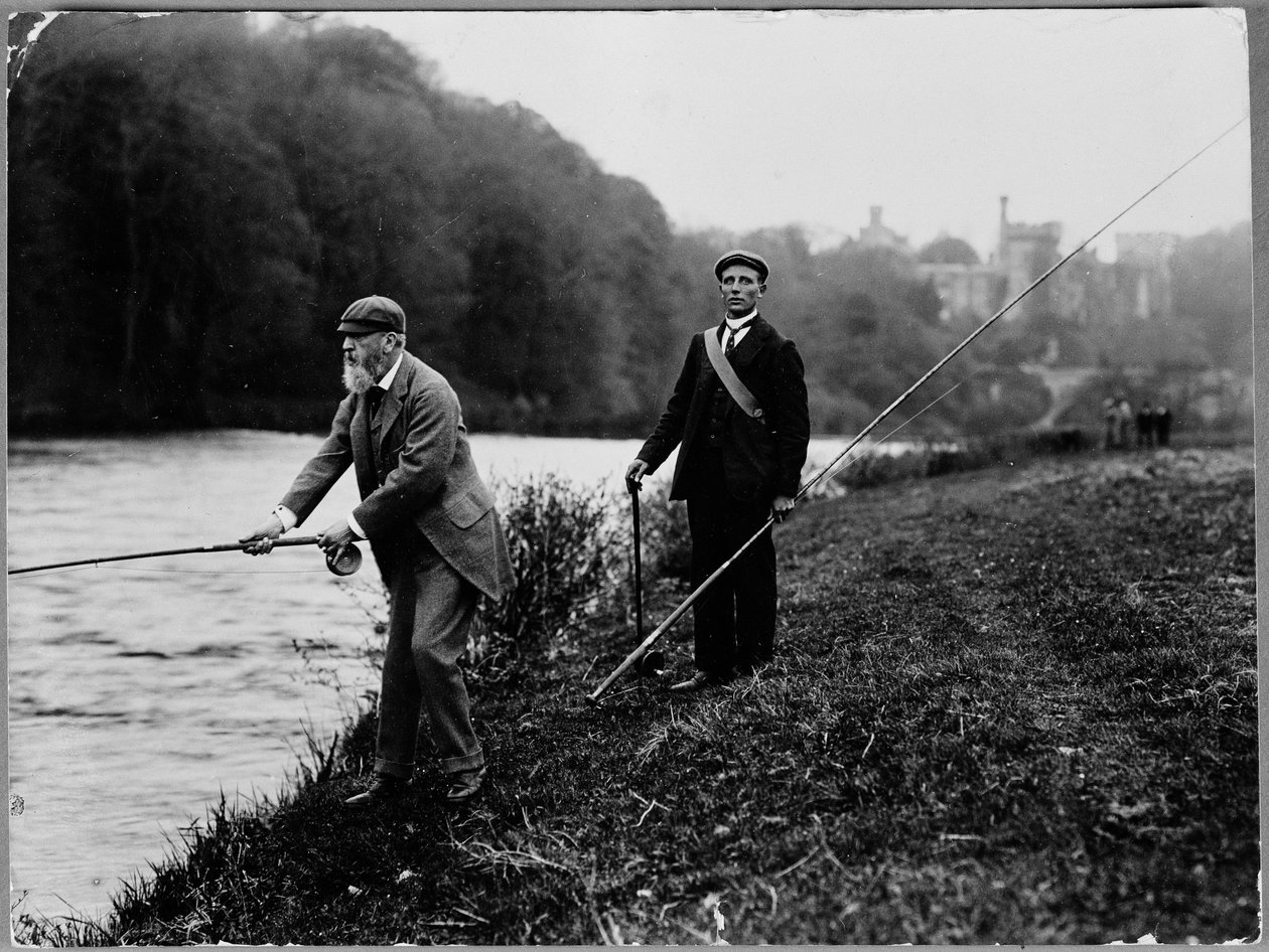 Den 8:e hertigen av Devonshire fiskar på Blackwater med Lismore Castle i bakgrunden, ca 1889 (s/v foto) av William M. Timlin