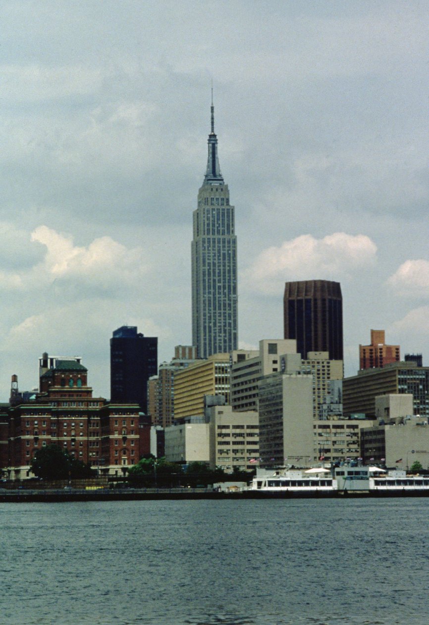 Empire State Building från East River (foto) av Unbekannt