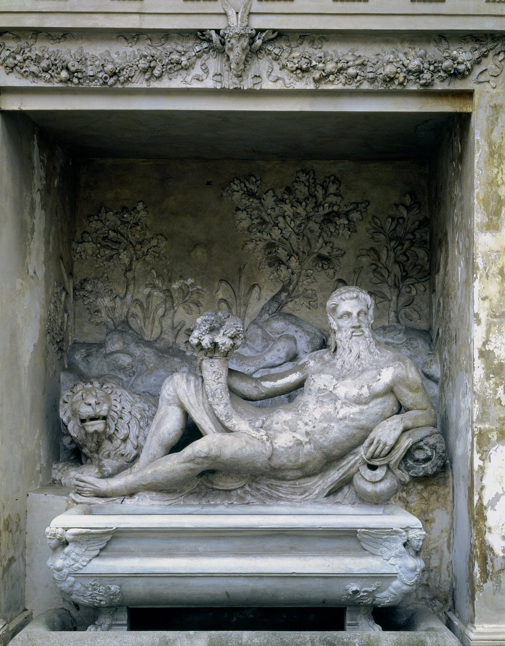 The Nymphaeum, detalj av en staty av en flodgud inom en nisch med ett ymnighetshorn, designat av Giacomo Vignola (1507-75) och Bartolomeo Ammannati (1511-92) 1551-55 (sten) av Unbekannt