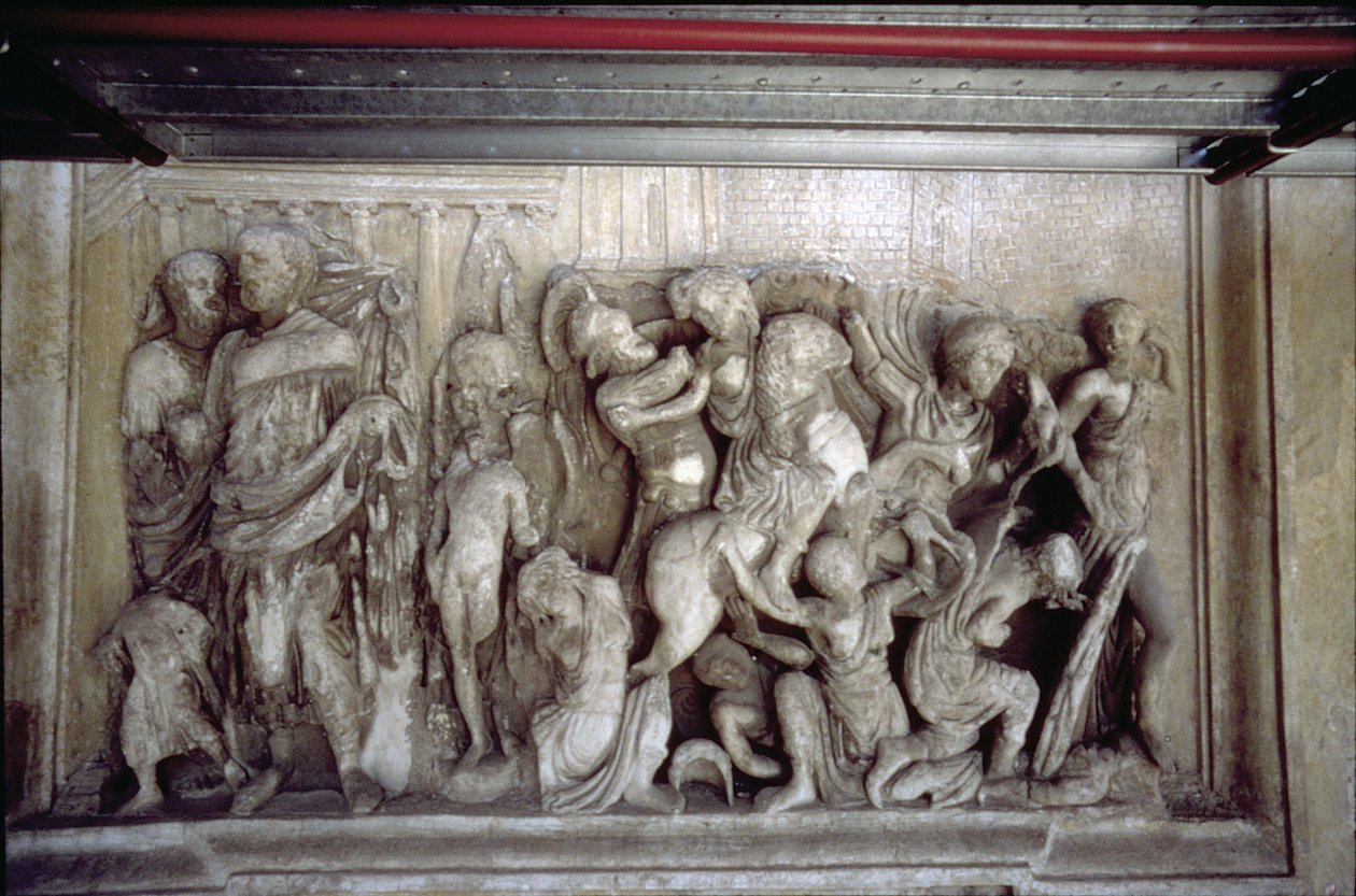 Den bakre fasaden, detalj av antik reliefdekoration (några bitar från Ara Pacis av Augustus) som visar en stridsscen (sten) av Unbekannt