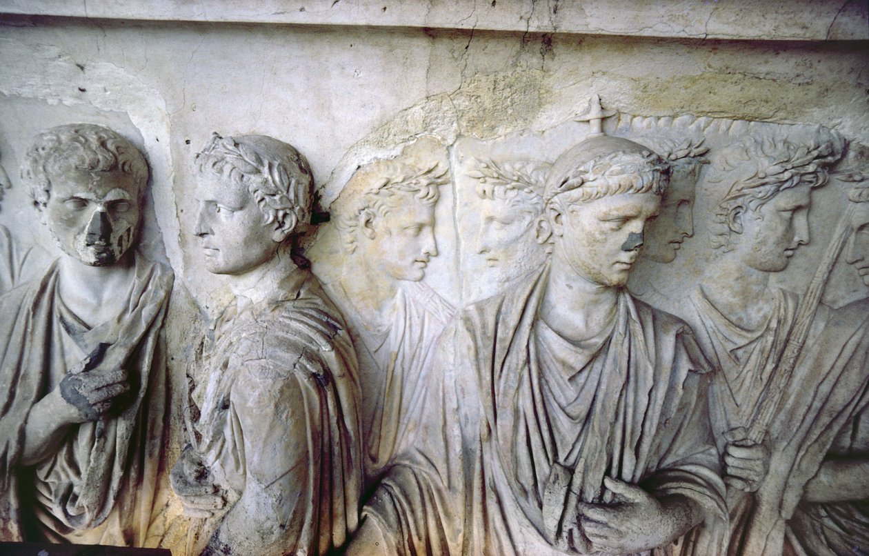 Den bakre fasaden, detalj av antik reliefdekoration (några bitar från Ara Pacis av Augustus) föreställande en grupp romerska medborgare (sten) av Unbekannt
