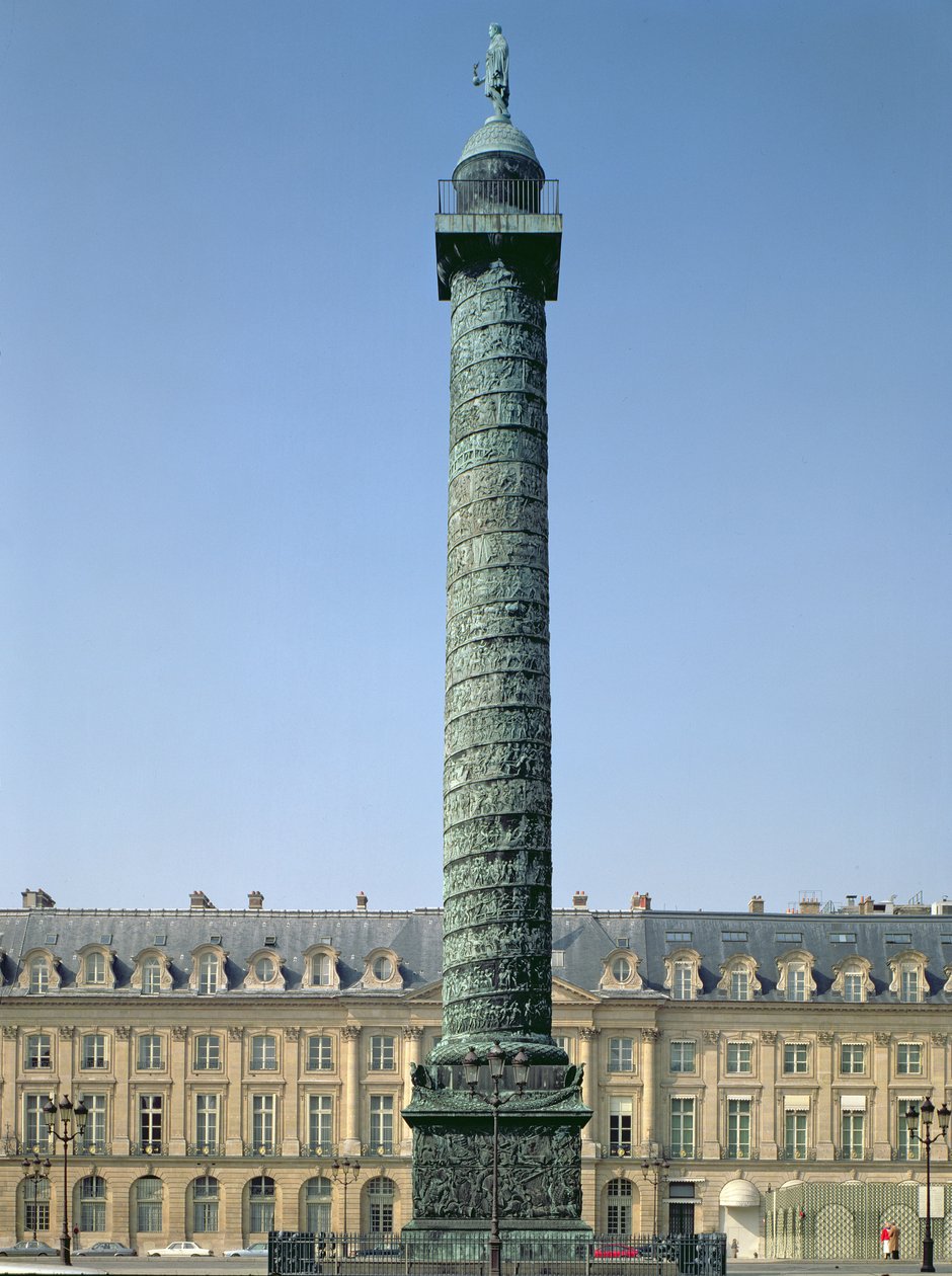 Vendome-kolonnen, med basreliefer som visar Napoleonska kampanjer 1805-06, överträffad av figuren av Napoleon som håller en bevingad seger av Unbekannt