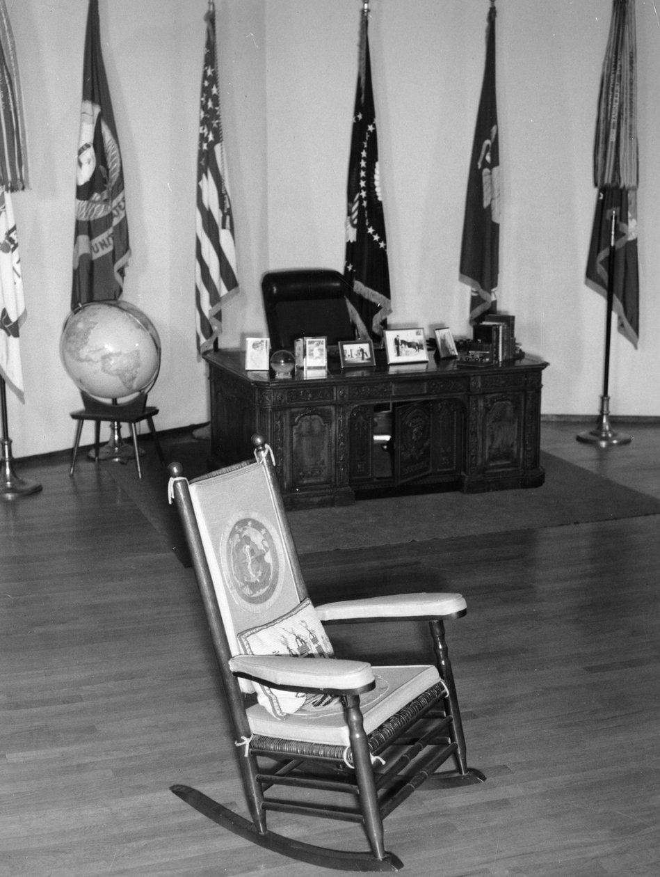 President John Fitzgerald Kennedys berömda gungstol, hans skrivbord och andra memorabilia visas. Milano. 1965. av Unbekannt
