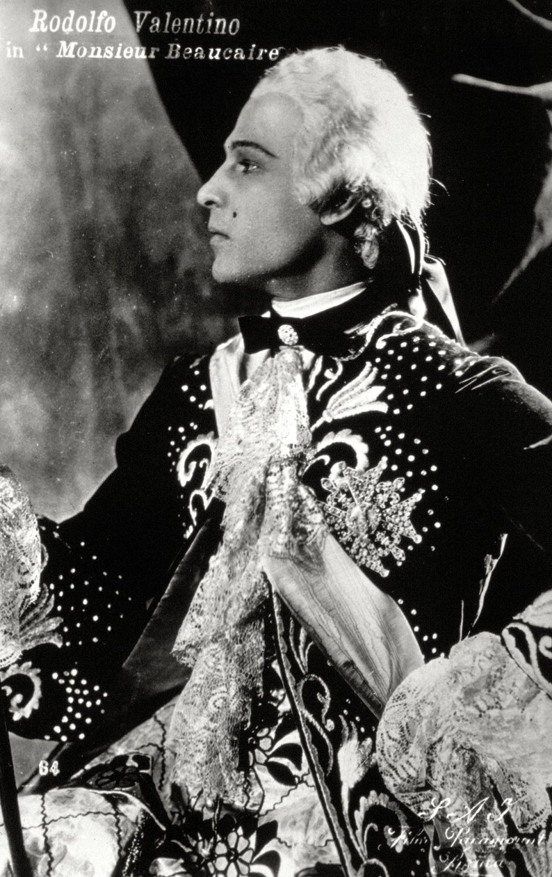 Den berömde stumfilmsskådespelaren Rodolfo Valentino i en detaljerad scenkostym i 1700-talsstil för filmen "Monsieur Beaucaire av Unbekannter Künstler