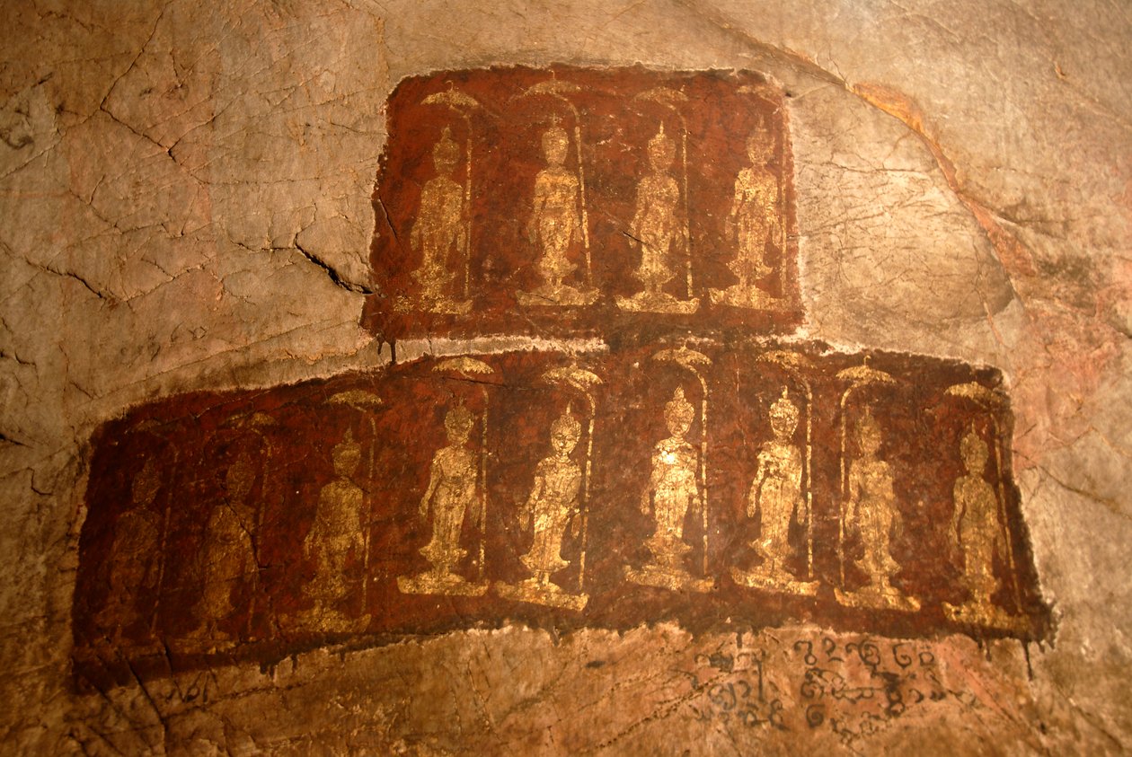 Theravada-buddhismen; gammal väggmålning; stående Buddha Shakyamuni; Mudra; Varada; gest för att ge önskningar; Tham Pa-grottan; vid Nong Thang; Xieng Khouang-provinsen; Laos; Sydöstra Asien; Asien av Unbekannter Künstler
