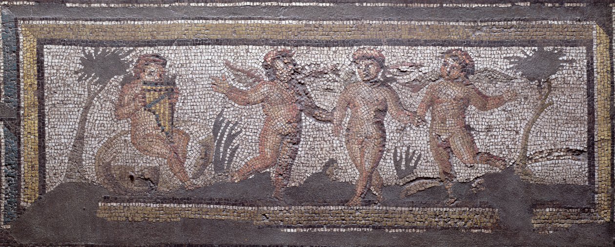 Tre dansande putti ackompanjerat av en som spelar pannpiporna, bårddetalj från en mosaikbeläggning som skildrar årstiderna och jaktscener från Constantinian Villa i Daphne, Roman, c.325-330 AD (marmor, kalksten och glasmosaik) av Unbekannt
