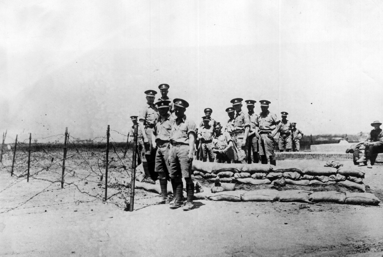 Tientsin (Tianjin), Kina, november 1924: Brittiska soldater i en post utanför de internationella medgivandena innan den kinesiska krigsherren Feng Yuxiangs trupper intog staden (Feng Yu-hsiang, Feng Yu hsiang) - Tientsin (Tianjin) , Kina, Novem av William M. Timlin