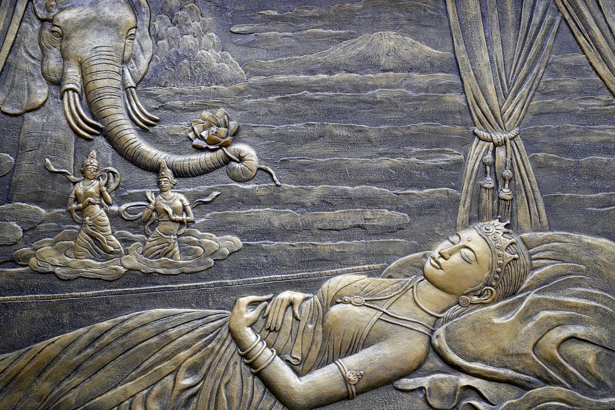Tinh Xa Ngoc Chau buddhistiska tempel, Buddhas liv, Siddhartha Gautama, Buddhas moder Maya drömmer om att den vita elefanten kommer in i hennes livmoder, Chau Doc, Vietnam, 2018 (foto) av Unbekannt