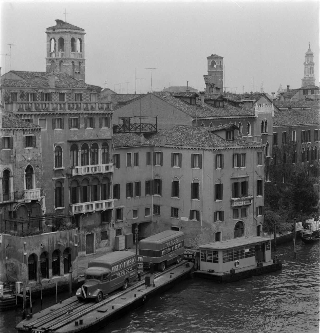 Lastbilar på Canal Grande i Venedig 1960 av Unbekannt