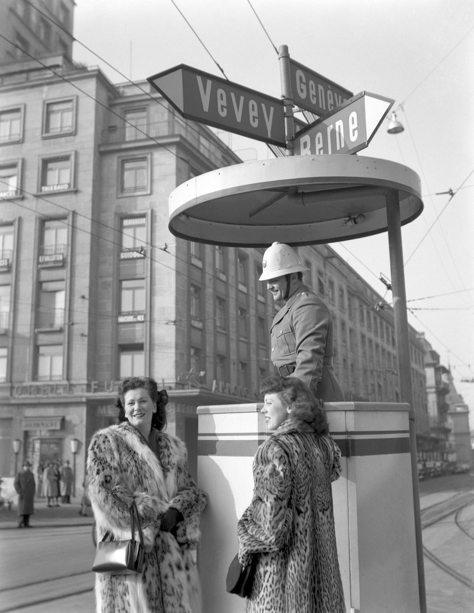 Två amerikanska unga kvinnor pratar med en polis i Lausanne, 4 januari 1949: With The Policeman av Unbekannt