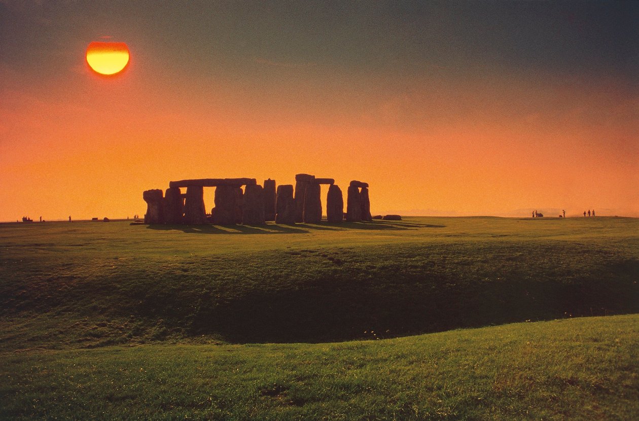 Uingereza, Uingereza, Wiltshire County, Stonehenge, Bronze Age megalithic monument at sunsets av Benjamin Baud