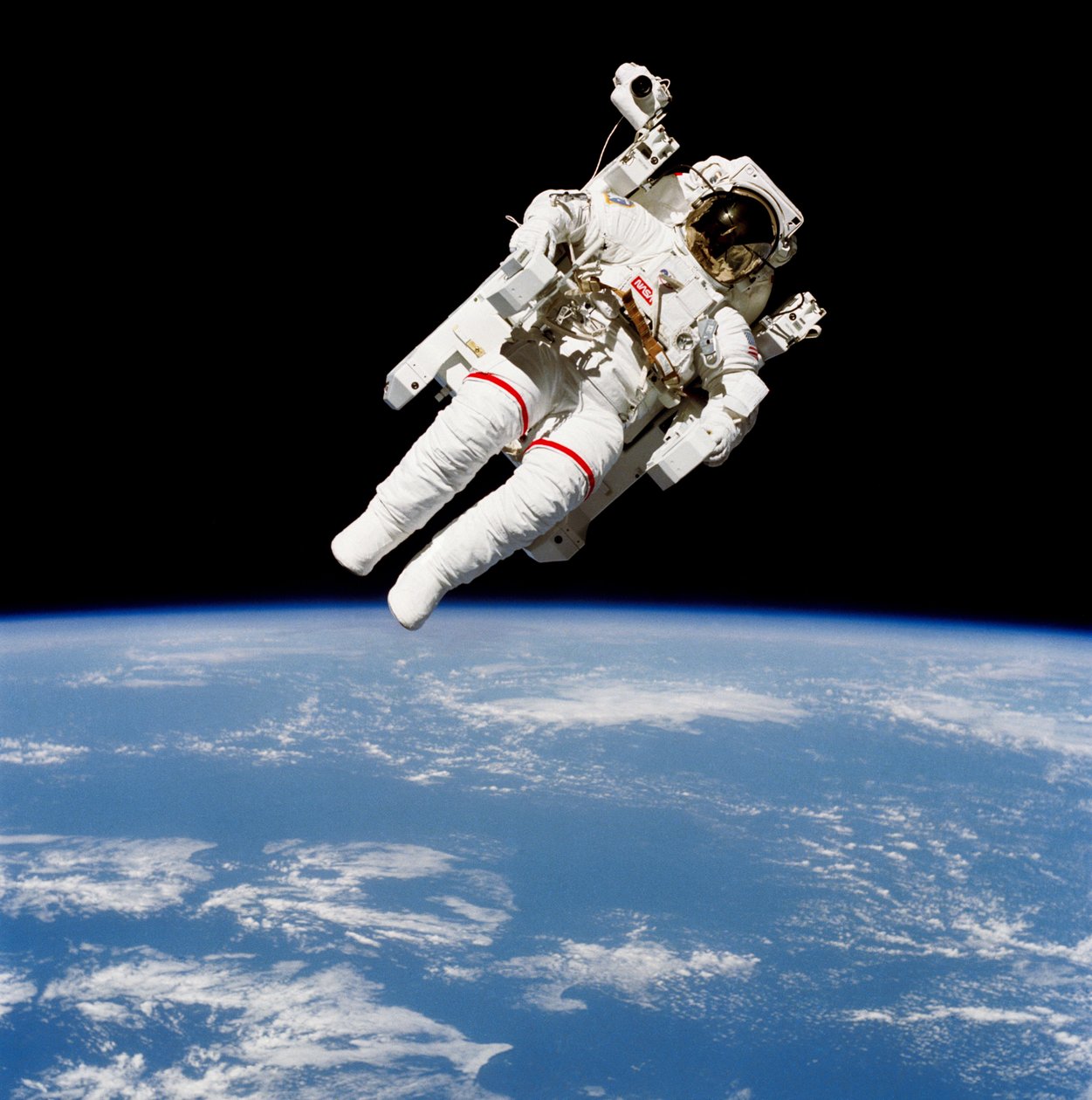 Den amerikanska astronauten Bruce McCandless använder den bemannade manöverenheten av Unbekannt