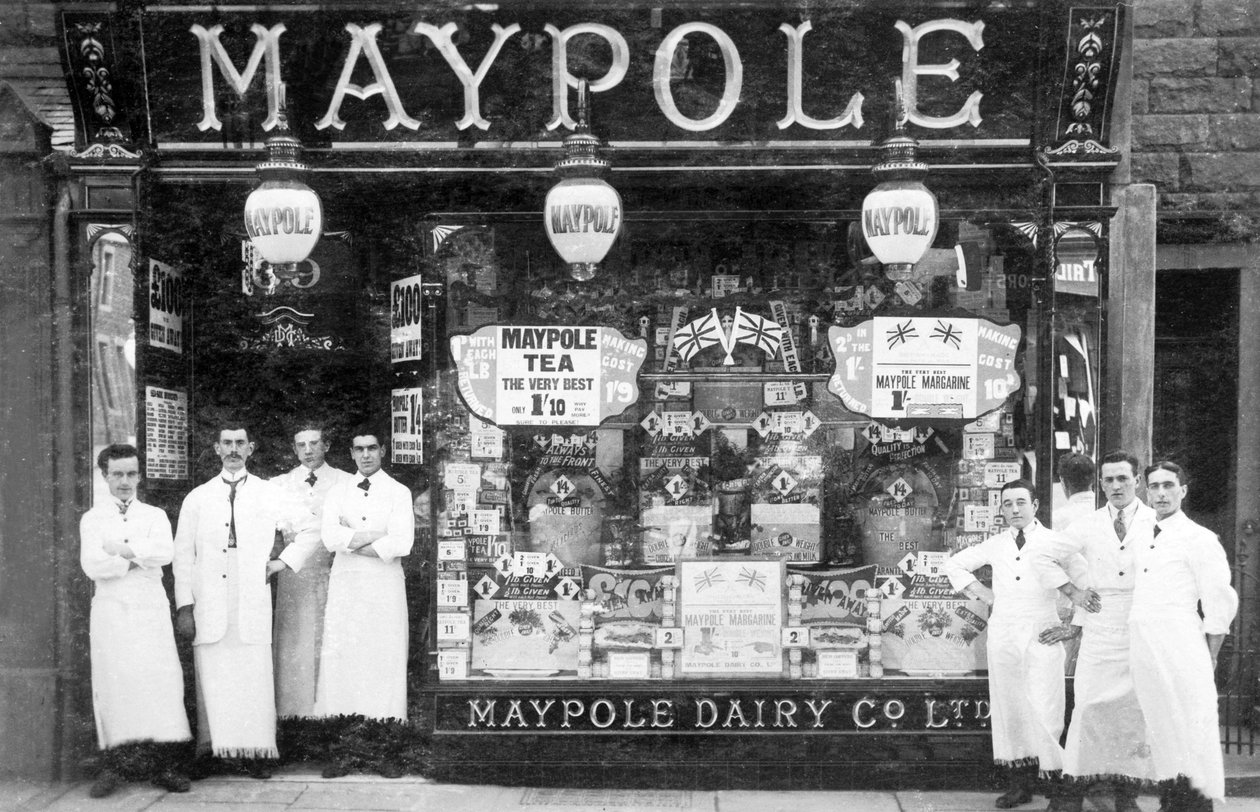 Storbritannien: Personal står utanför en Maypole Dairy Stores av Unbekannt