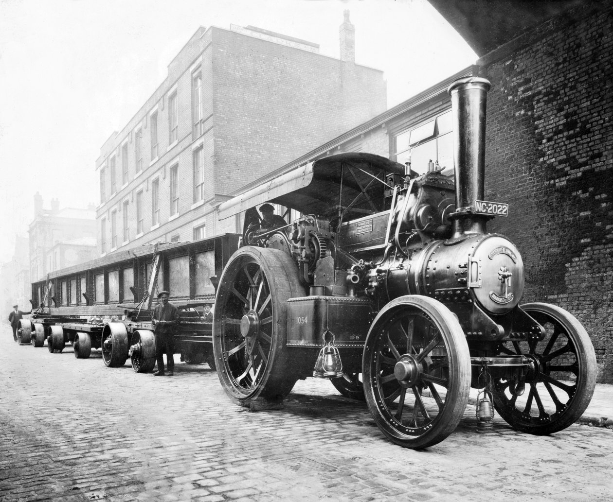 Storbritannien: En dragmotor som bogserar en last. Manchester, c1904 av Unbekannt