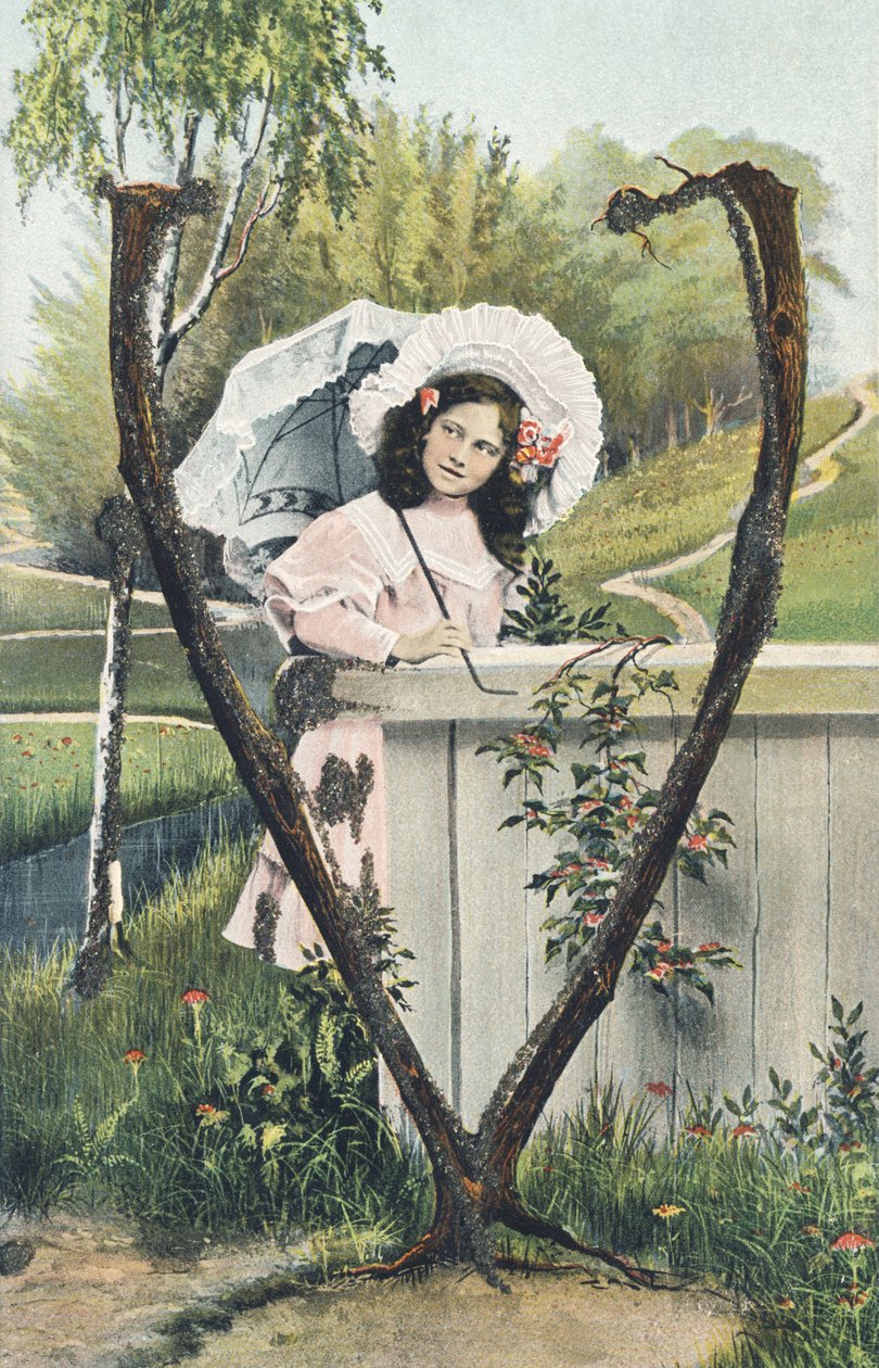 V: En ung flicka klädd i en rosa klänning, en huvudbonad på huvudet, ett paraply i handen står i en lantlig miljö - Alfabettecken Ref Th. E., L. Theochrom - Serie 994. Theodor Eisman, förläggare , Leipzig av Unbekannt