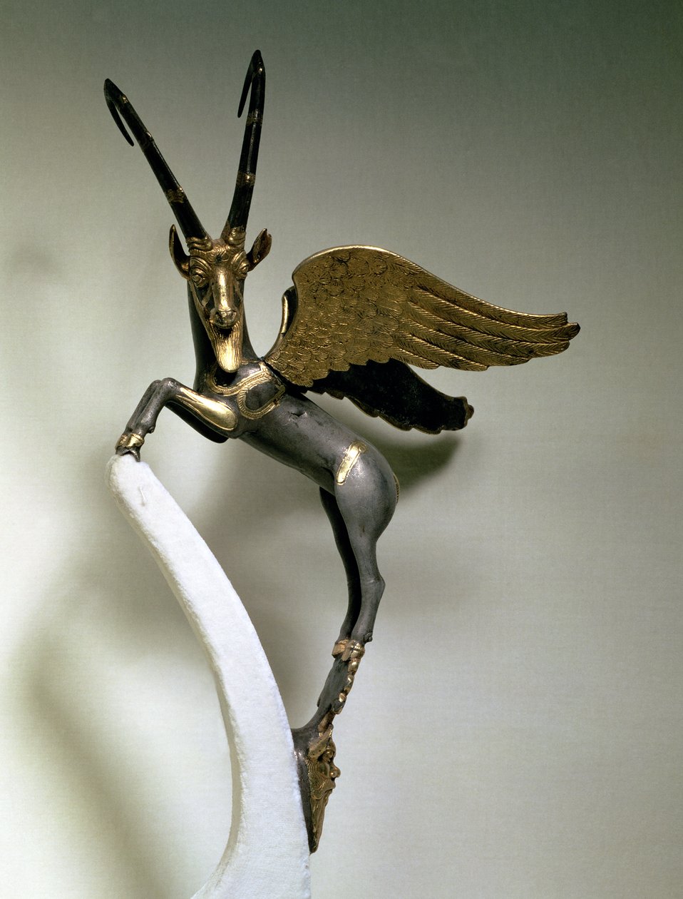 Vasskaft i form av en bevingad stenbock, Achaemenid Period, från Iran, ca 500 f.Kr. (guld och silver) av Unbekannt
