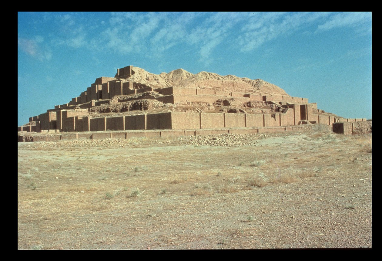 Utsikt från södra delen av Ziggurat, byggd av Elamite kungen Untash-Gal (1265-46 f.Kr.) (foto) av Unbekannt