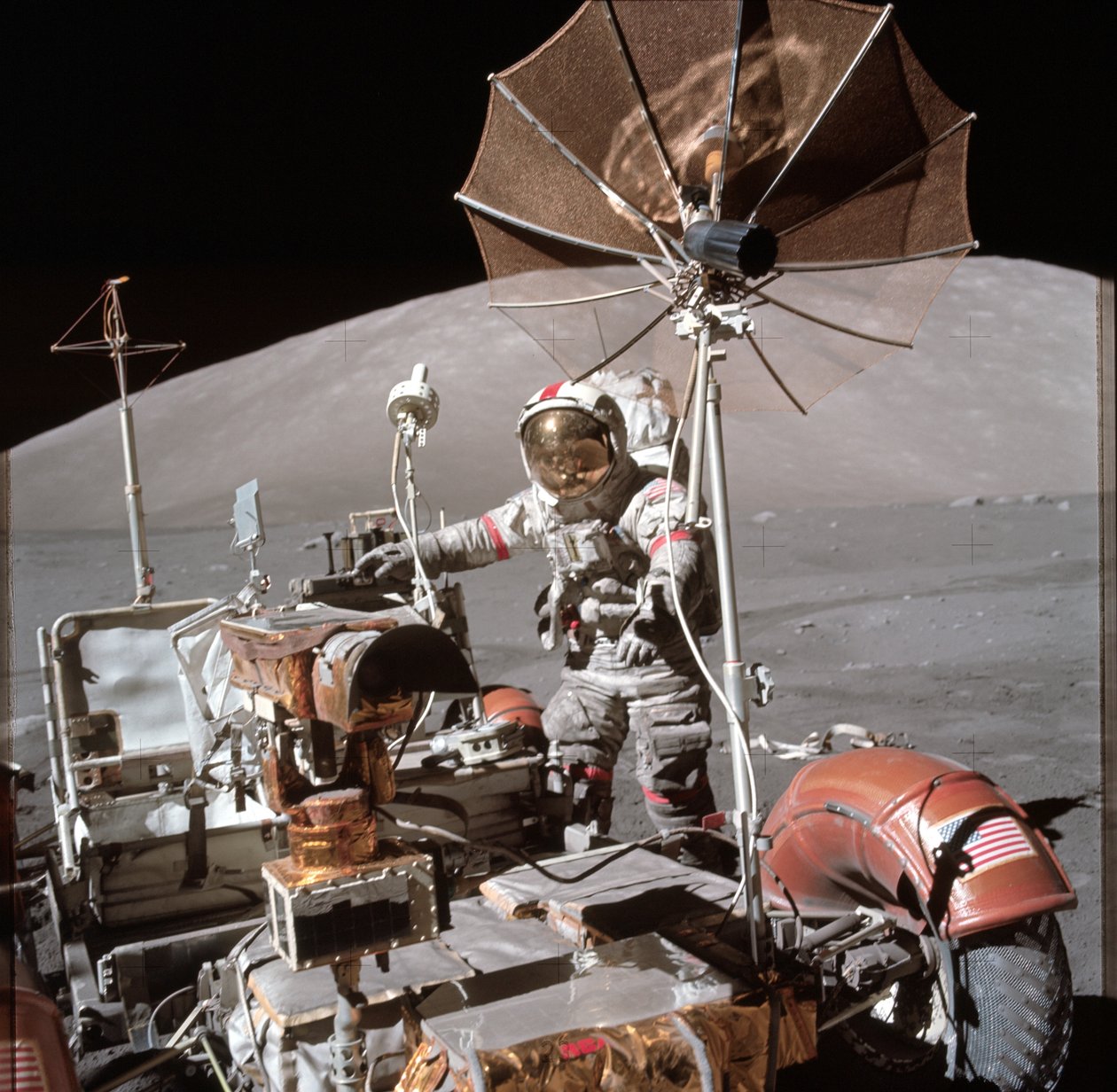Vy över astronaut Eugene Cernan bredvid månfarkost under EVA av Unbekannt