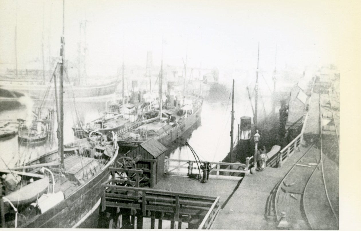 Vy över Blyth Harbour ser nedströms med många fartyg som väntar på att lastas av Unbekannt