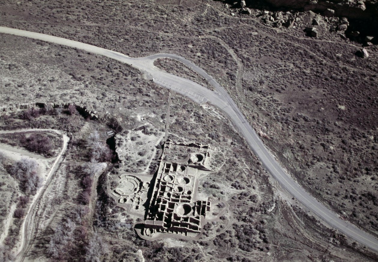 Utsikt över en gammal bosättning Anasazi, Chaco Ruins Culture National Park, Chaco Canyon, New Mexico, USA, Anasazi civilisation av Benjamin Baud
