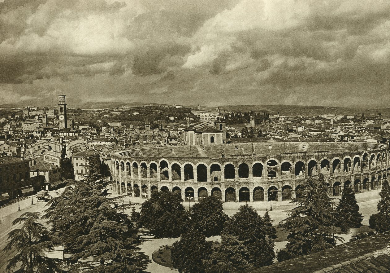 Utsikt över arenor, den romerska amfiteatern och staden Verona 1925 av Unbekannt