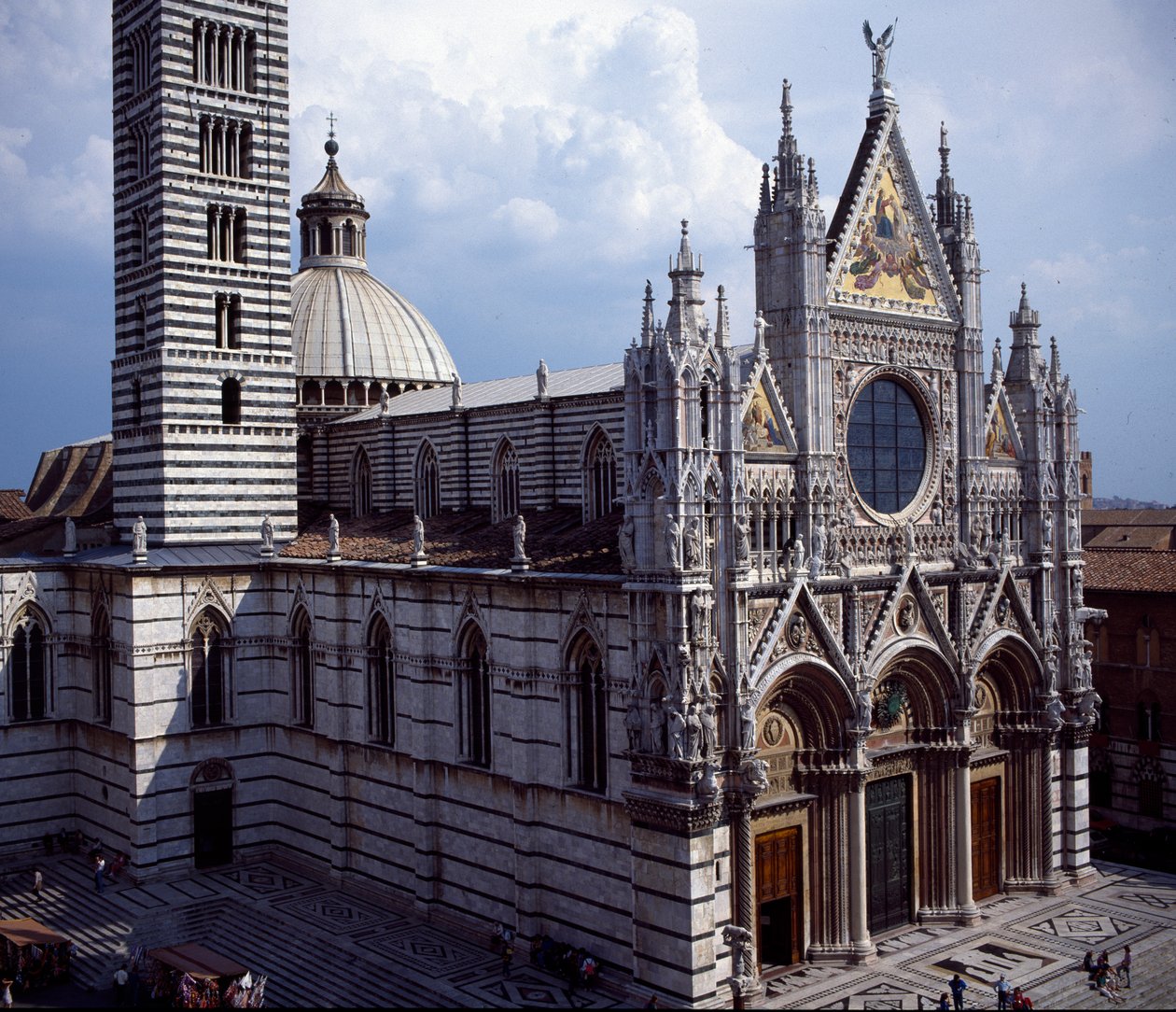 Vy över exteriören, fasaden designad av Giovanni Pisano (nedre delen) och Giovanni di Cecco (övre delen) av Unbekannt