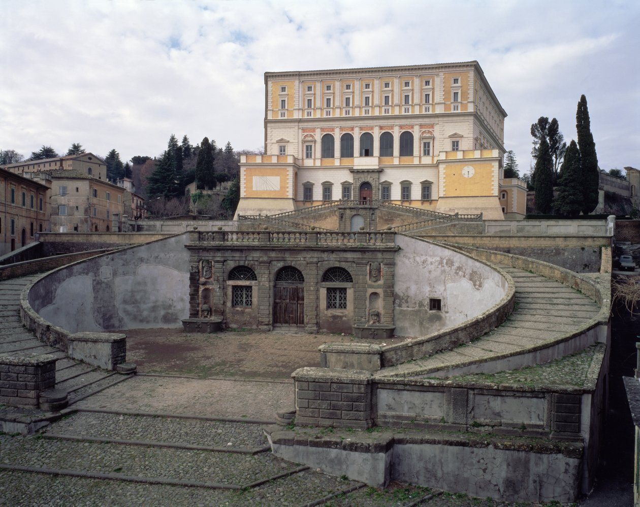 Utsikt över fasaden, förgården och trappan, designad av Jacopo Vignola (1507-73) och hans efterträdare för kardinal Alessandro Farnese (1546-92) 1557-83 (foto) av Unbekannt