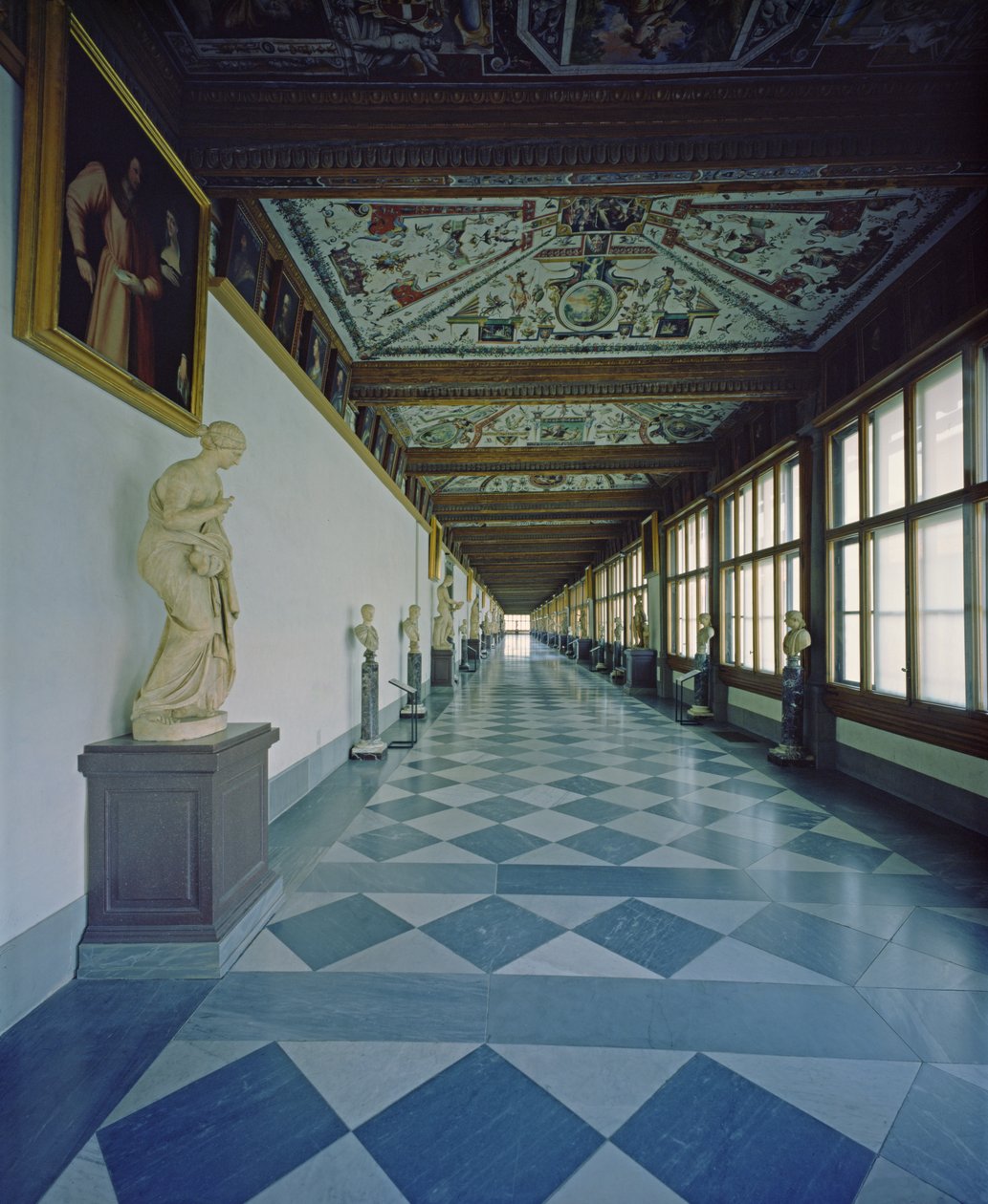 Utsikt över den första korridoren, designad av Vasari (1511-1574) och Bernardo Buontalenti (1531-1608) 1560-80 (foto) av Unbekannt