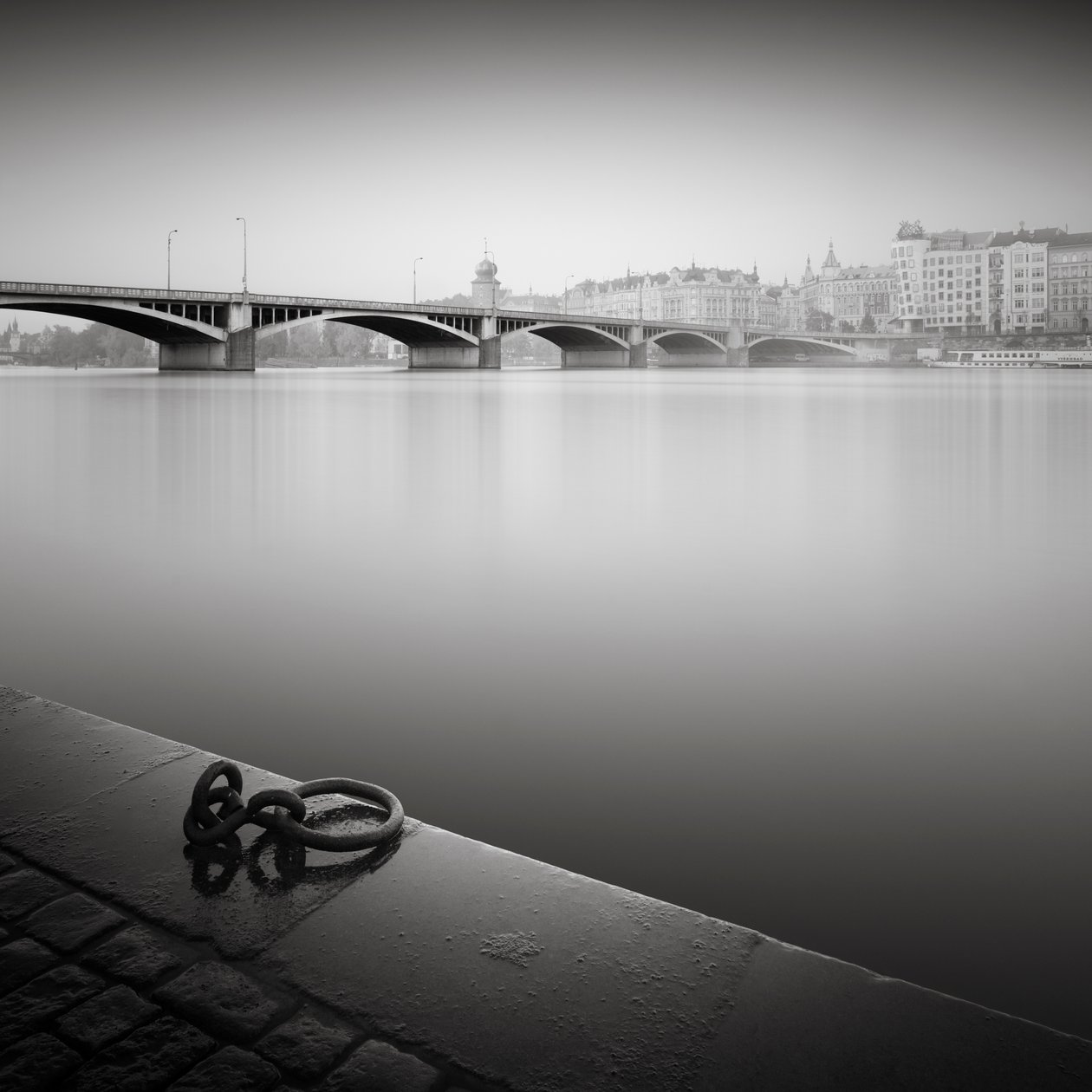 Vltava River Study, Prag, Tjeckien, 2015 (s/v foto) av Leopold Blonder