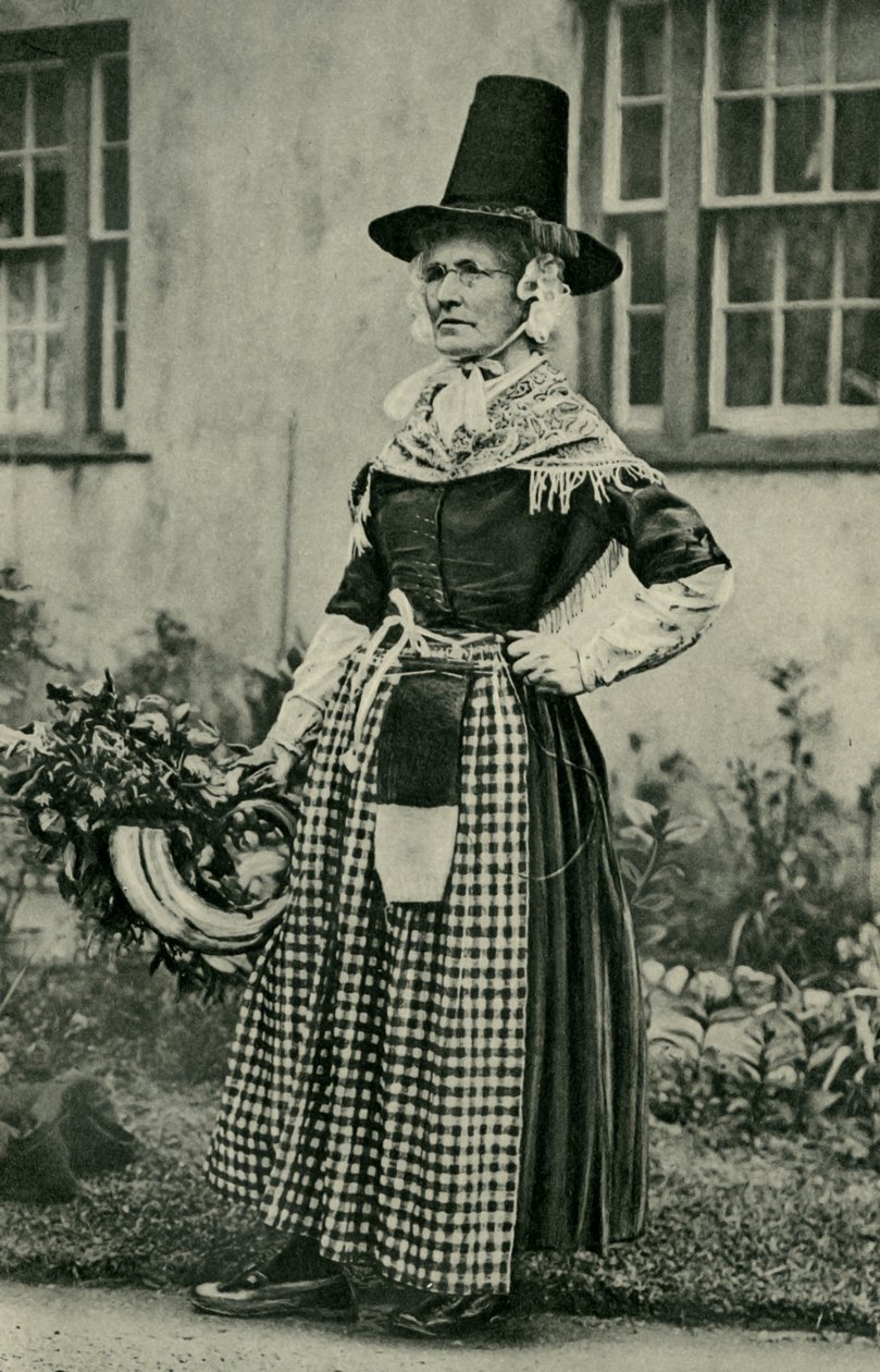 Wales. En ståtlig gammal walesisk dam, hängiven folkdräkt. 1920 av Unbekannt